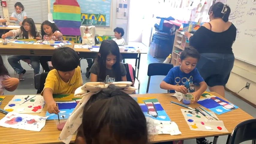 Students are guided on how to use paint to create an image on canvas.  Se guía a los estudiantes sobre cómo utilizar pintura para crear una imagen sobre un lienzo.