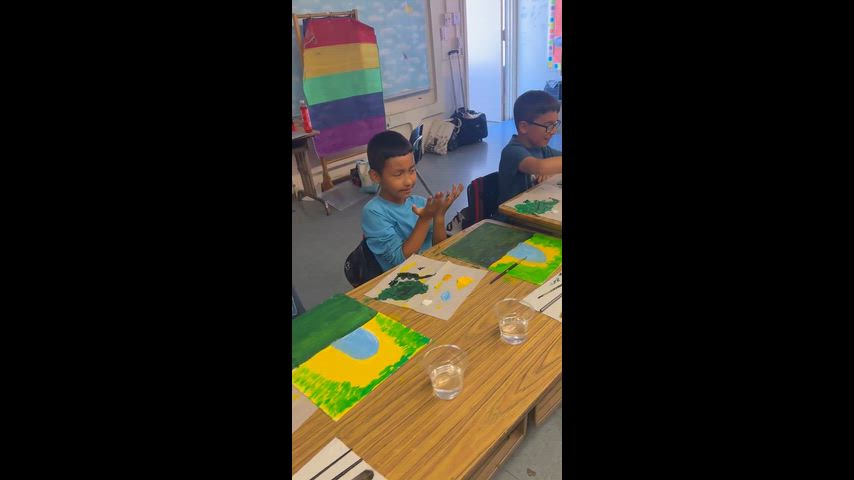 Students are guided on how to use paint to create an image on canvas.  Se guía a los estudiantes sobre cómo utilizar pintura para crear una imagen sobre un lienzo.
